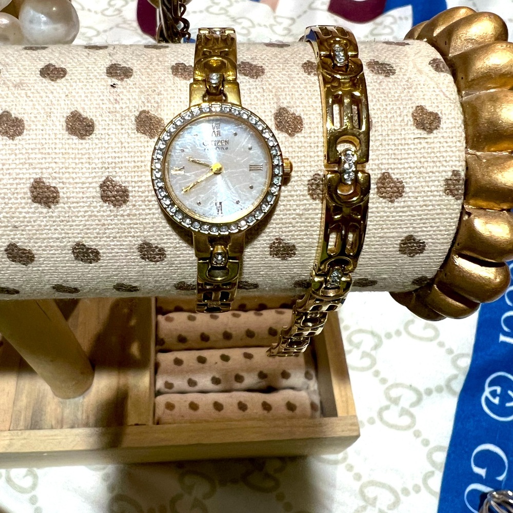 Citizen’s gold tone watch and bracelet setGreat condition very stylish.